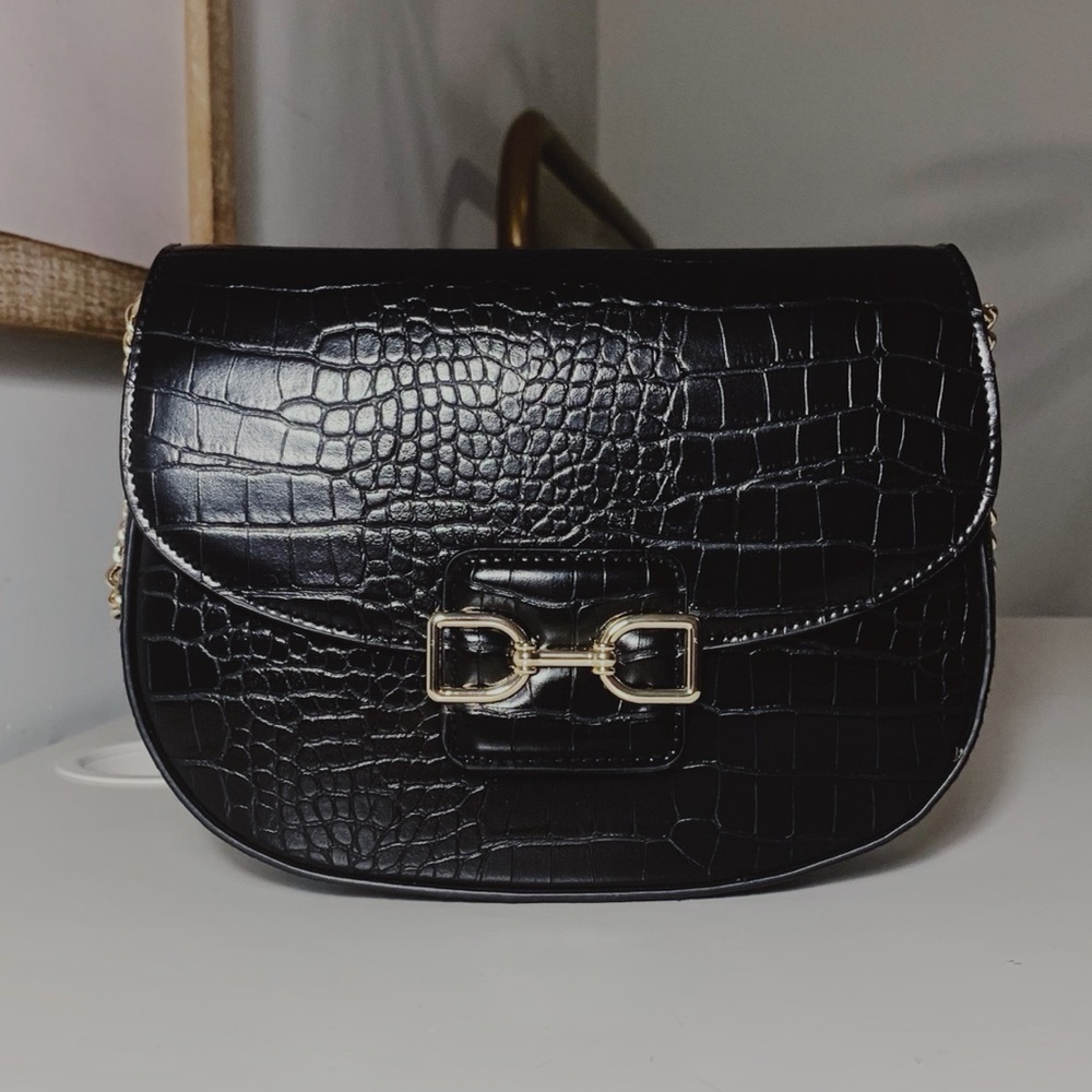 Black Simple Cross-over Purse